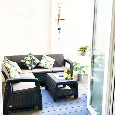 דירה Urban Oasis With Private Terrace