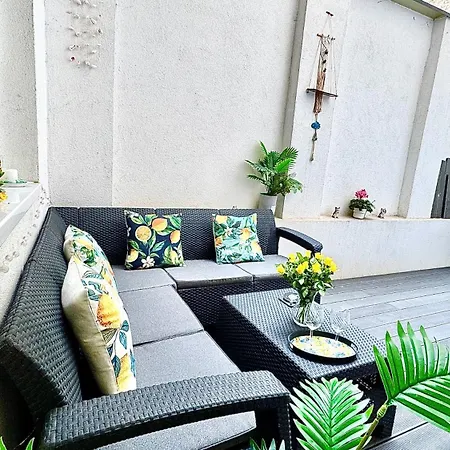 דירה Urban Oasis With Private Terrace