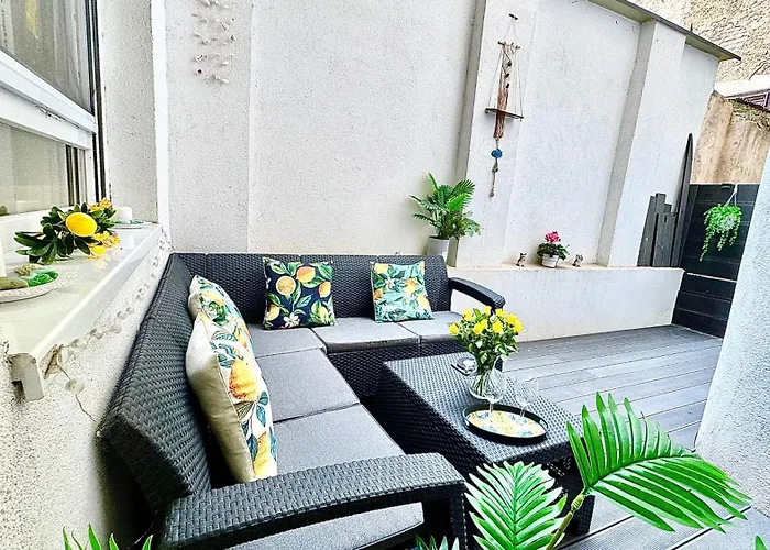 דירה Urban Oasis With Private Terrace