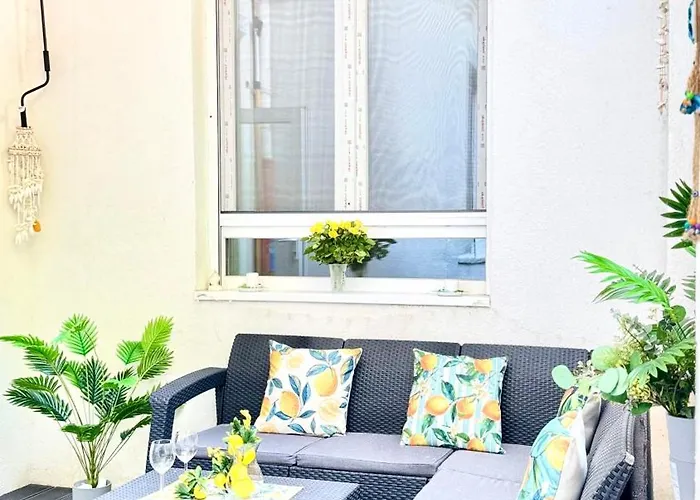 Urban Oasis With Private Terrace דירה