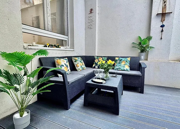 דירה Urban Oasis With Private Terrace