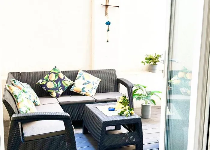 דירה Urban Oasis With Private Terrace